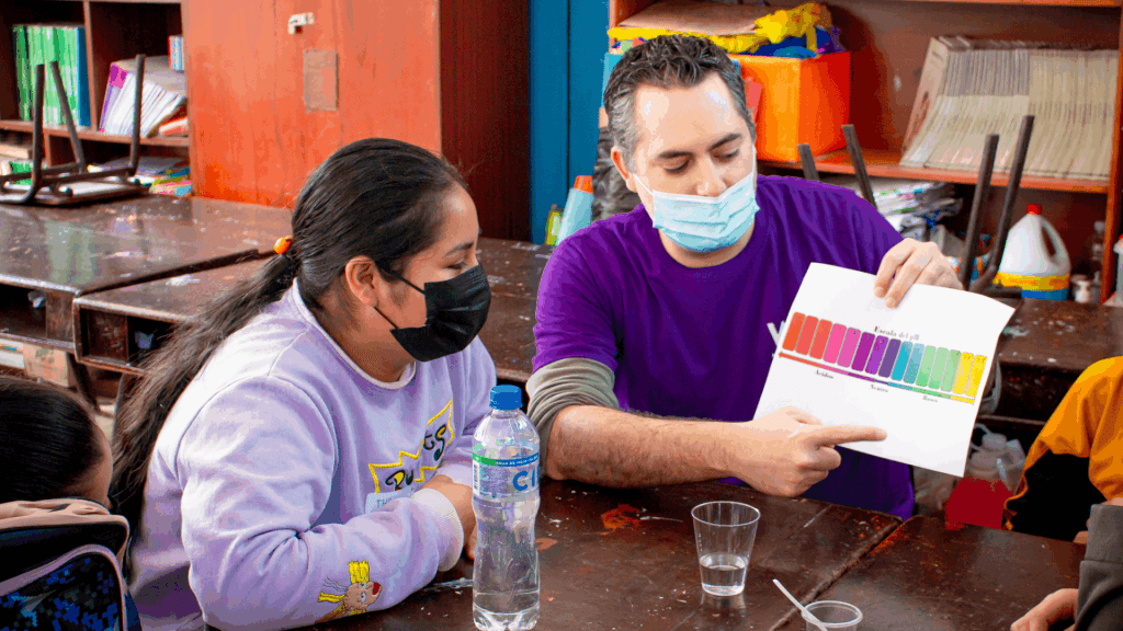 cocrea voluntario enseñando a otros